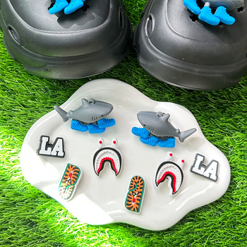 Crocs csattartozék Ad00 – karikatúra stílusú szörny-cápa dizájn, PVC anyag