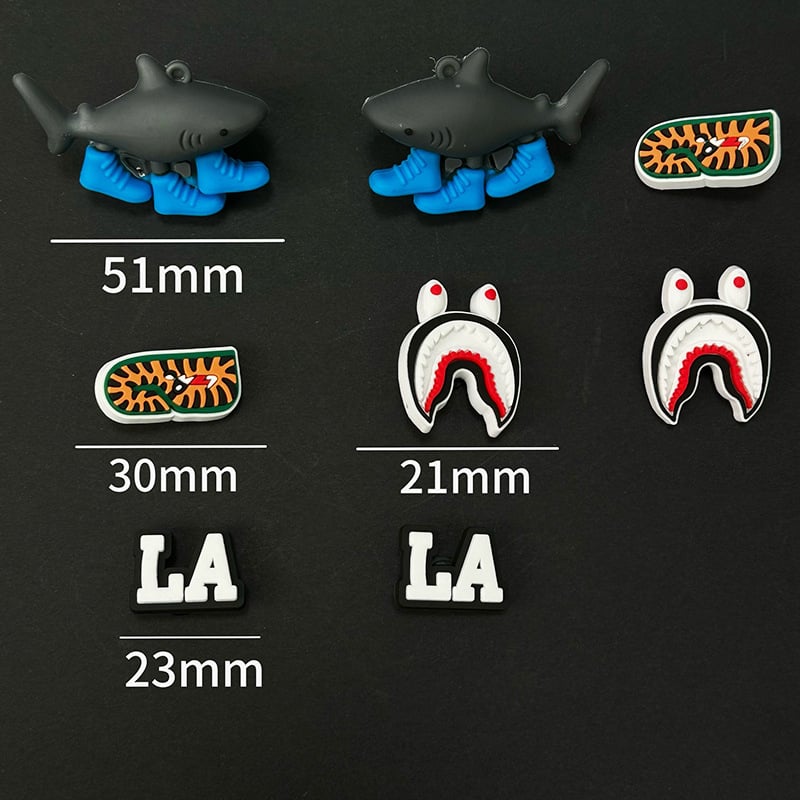 Crocs csattartozék Ad00 – karikatúra stílusú szörny-cápa dizájn, PVC anyag