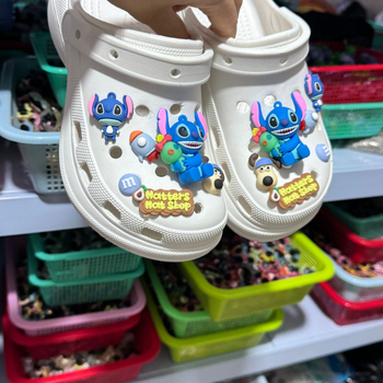 Gyerek Crocs-stílusú cipő kiegészítők – DIY dekoratív elemek, koreai cartoon stílus, modell LS-051; kompatibilis a szandálokkal, textilcipőkkel és papucsokkal; szezonok: nyár, tavasz, ősz