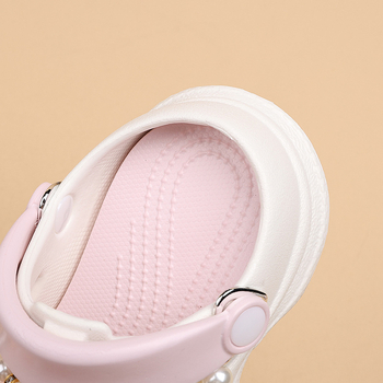 Mergaitėms perforuotos šlepetės vasarai 2025 – gėlių raštas, EVA viršus ir padas, kvėpuojančios, neslidžios, dėvėjimui atsparios