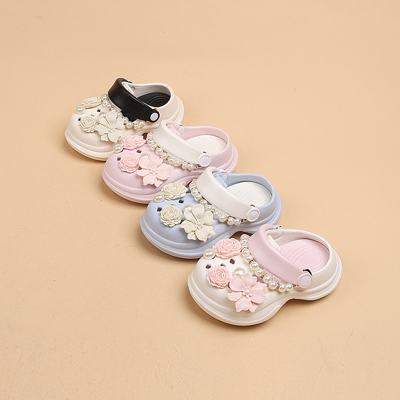 Mergaitėms perforuotos šlepetės vasarai 2025 – gėlių raštas, EVA viršus ir padas, kvėpuojančios, neslidžios, dėvėjimui atsparios