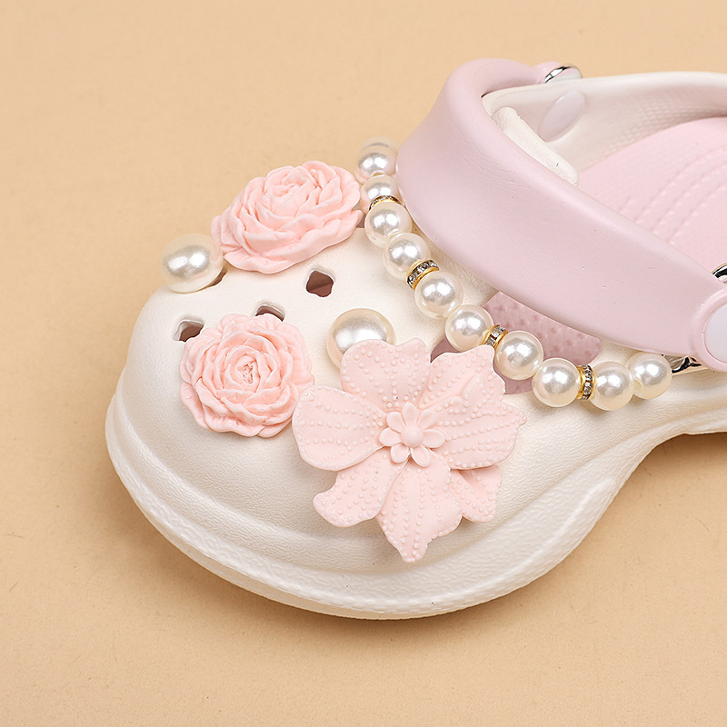 Mergaitėms perforuotos šlepetės vasarai 2025 – gėlių raštas, EVA viršus ir padas, kvėpuojančios, neslidžios, dėvėjimui atsparios