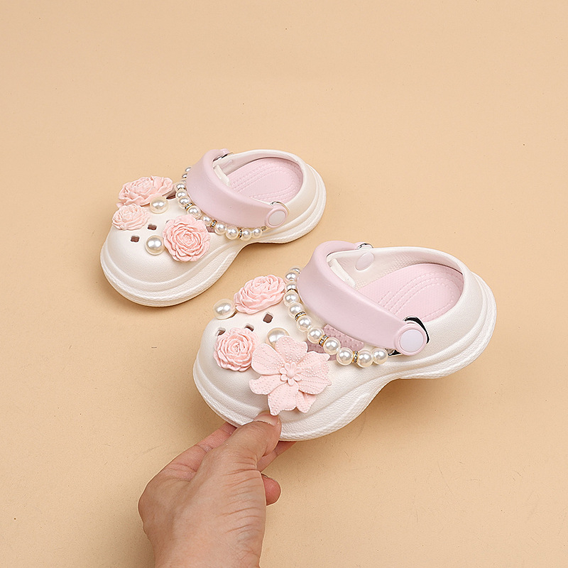 Mergaitėms perforuotos šlepetės vasarai 2025 – gėlių raštas, EVA viršus ir padas, kvėpuojančios, neslidžios, dėvėjimui atsparios