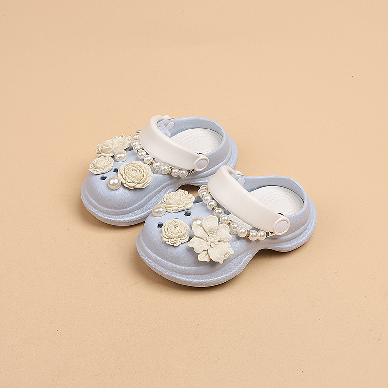 Mergaitėms perforuotos šlepetės vasarai 2025 – gėlių raštas, EVA viršus ir padas, kvėpuojančios, neslidžios, dėvėjimui atsparios