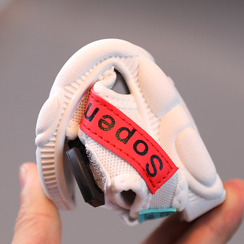 Detské plážové sandále s uzavretou špičkou, látkový vrchný materiál, zapínanie na suchý zips, mäkká gumová podrážka, protišmyková podrážka