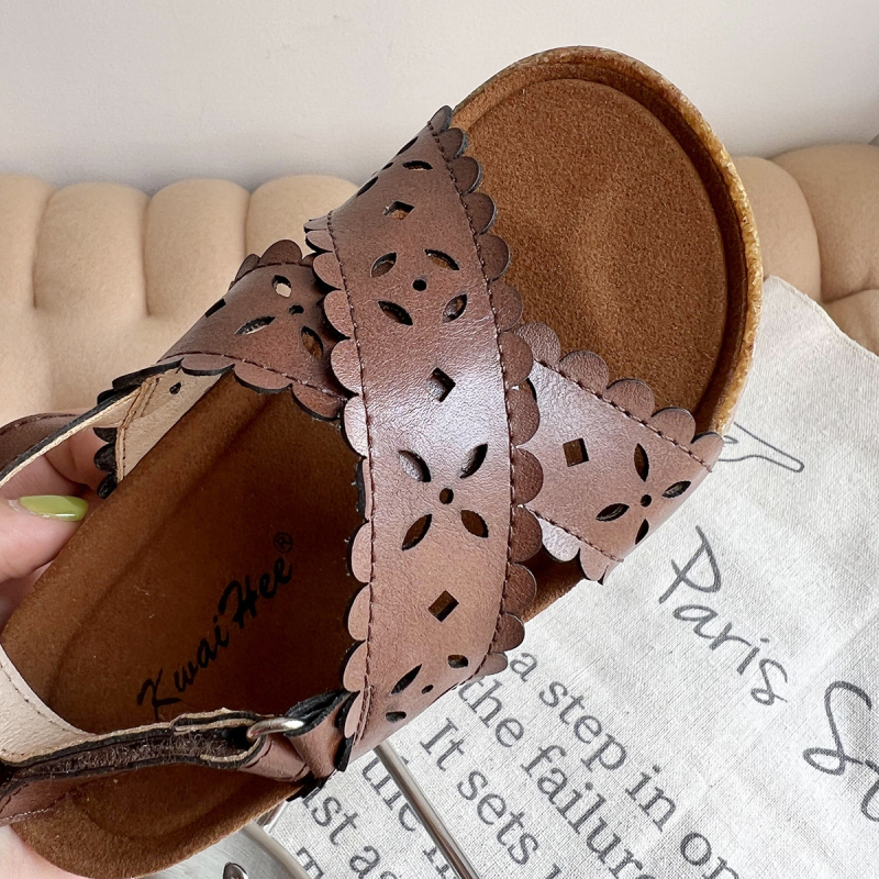Vintage dječje sandale s kožnim gornjim dijelom, otvoreni prsti, čipkasti izrezi, mekana podloga, Velcro kopča, protuklizna podloga