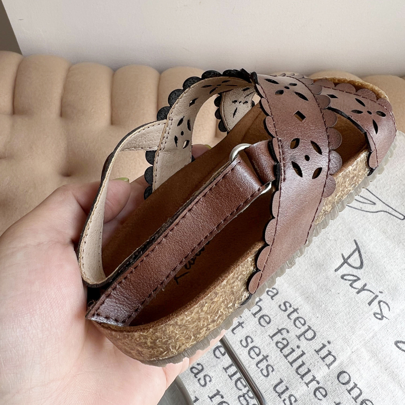 Vintage dječje sandale s kožnim gornjim dijelom, otvoreni prsti, čipkasti izrezi, mekana podloga, Velcro kopča, protuklizna podloga