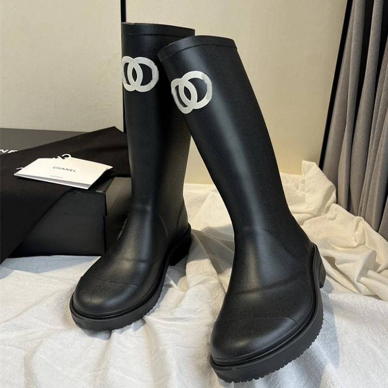 Moteriški atsparūs lietaus batai, vandeniui atsparūs su vidutinio aukščio vamzdeliu, apvalia nosimi, stora padas, vidutinio aukščio kulnas (3–5 cm)