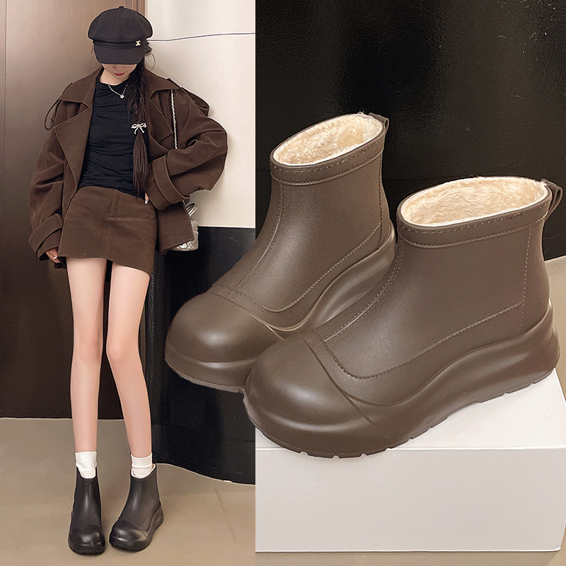 Cizme de ploaie pentru femei din PVC - gambă joasă, construcție îngroșată, toc mic de 1–3 cm, model monocrom