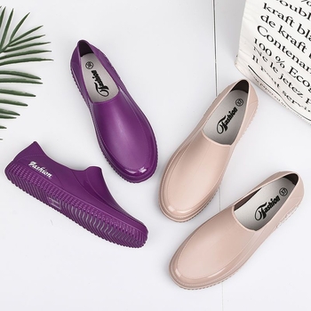 Cizme de ploaie pentru femei, joase, din PVC, căptușite cu blăniță, talpă antiaderentă, slip-on, toc mic 1–3 cm