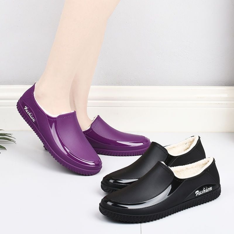 Cizme de ploaie pentru femei, joase, din PVC, căptușite cu blăniță, talpă antiaderentă, slip-on, toc mic 1–3 cm