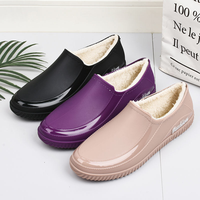 Cizme de ploaie pentru femei, joase, din PVC, căptușite cu blăniță, talpă antiaderentă, slip-on, toc mic 1–3 cm