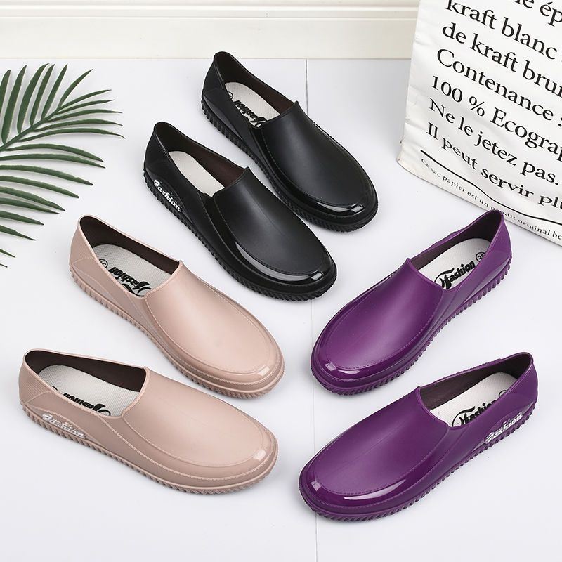 Cizme de ploaie pentru femei, joase, din PVC, căptușite cu blăniță, talpă antiaderentă, slip-on, toc mic 1–3 cm