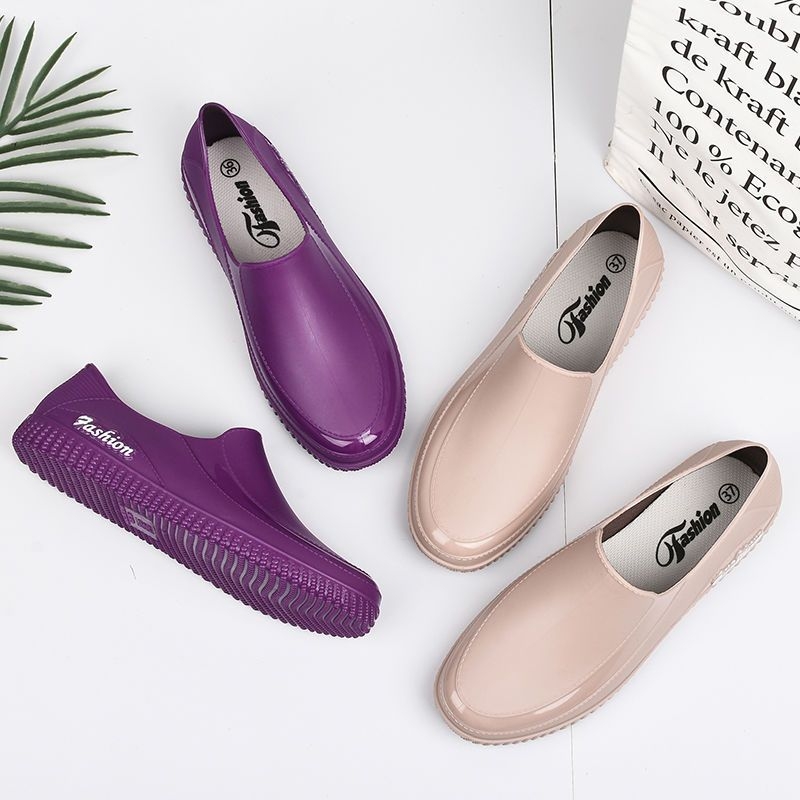 Cizme de ploaie pentru femei, joase, din PVC, căptușite cu blăniță, talpă antiaderentă, slip-on, toc mic 1–3 cm