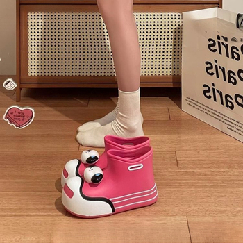 Cizme de ploaie pentru femei din cauciuc, impermeabile, cu gambă medie, toc 3–5 cm, destinate utilizării în exterior.