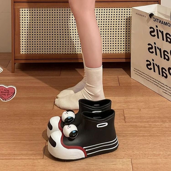 Cizme de ploaie pentru femei din cauciuc, impermeabile, cu gambă medie, toc 3–5 cm, destinate utilizării în exterior.