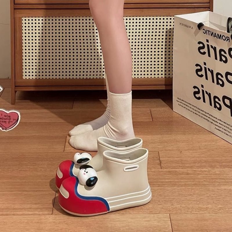 Cizme de ploaie pentru femei din cauciuc, impermeabile, cu gambă medie, toc 3–5 cm, destinate utilizării în exterior.