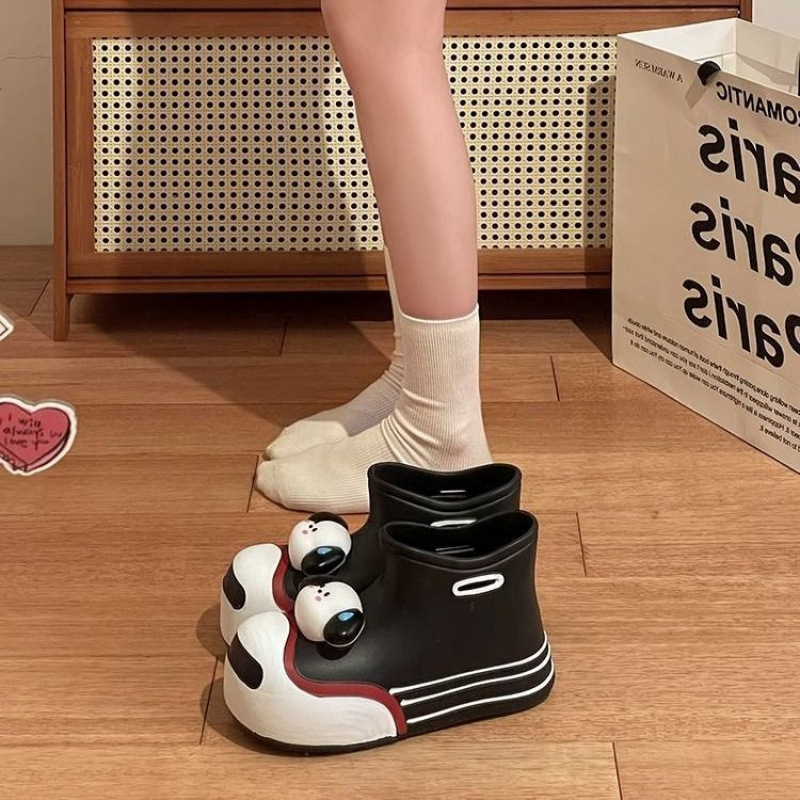 Cizme de ploaie pentru femei din cauciuc, impermeabile, cu gambă medie, toc 3–5 cm, destinate utilizării în exterior.