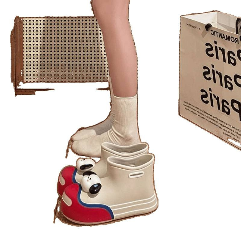 Cizme de ploaie pentru femei din cauciuc, impermeabile, cu gambă medie, toc 3–5 cm, destinate utilizării în exterior.