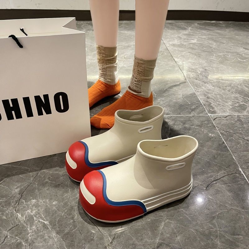 Cizme de ploaie pentru femei din cauciuc, impermeabile, cu gambă medie, toc 3–5 cm, destinate utilizării în exterior.