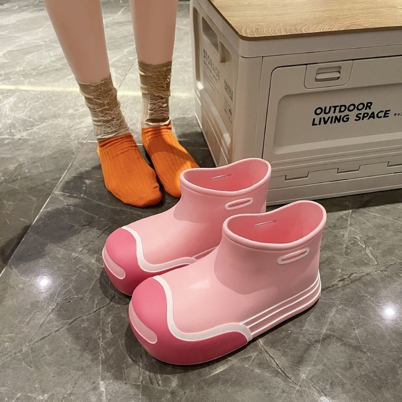 Cizme de ploaie pentru femei din cauciuc, impermeabile, cu gambă medie, toc 3–5 cm, destinate utilizării în exterior.