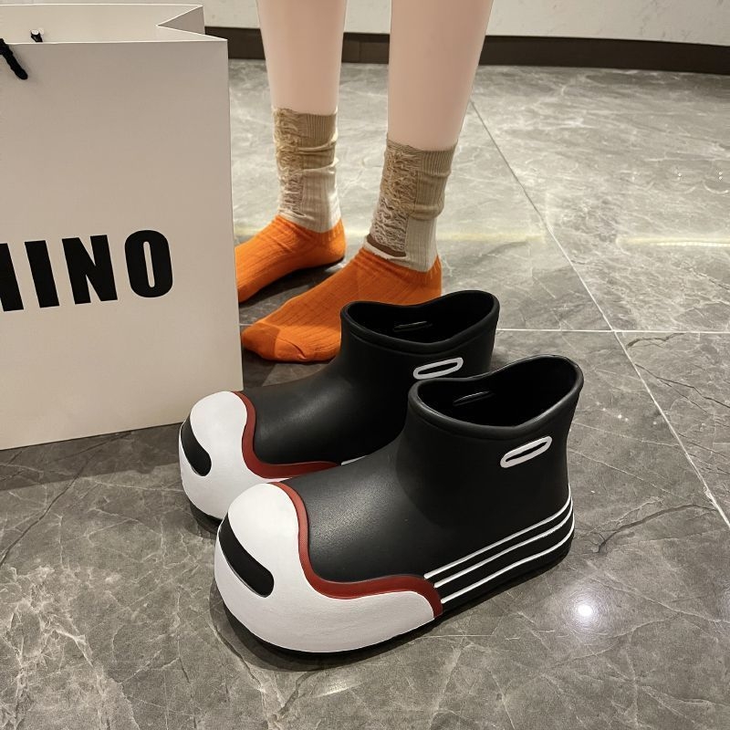 Cizme de ploaie pentru femei din cauciuc, impermeabile, cu gambă medie, toc 3–5 cm, destinate utilizării în exterior.