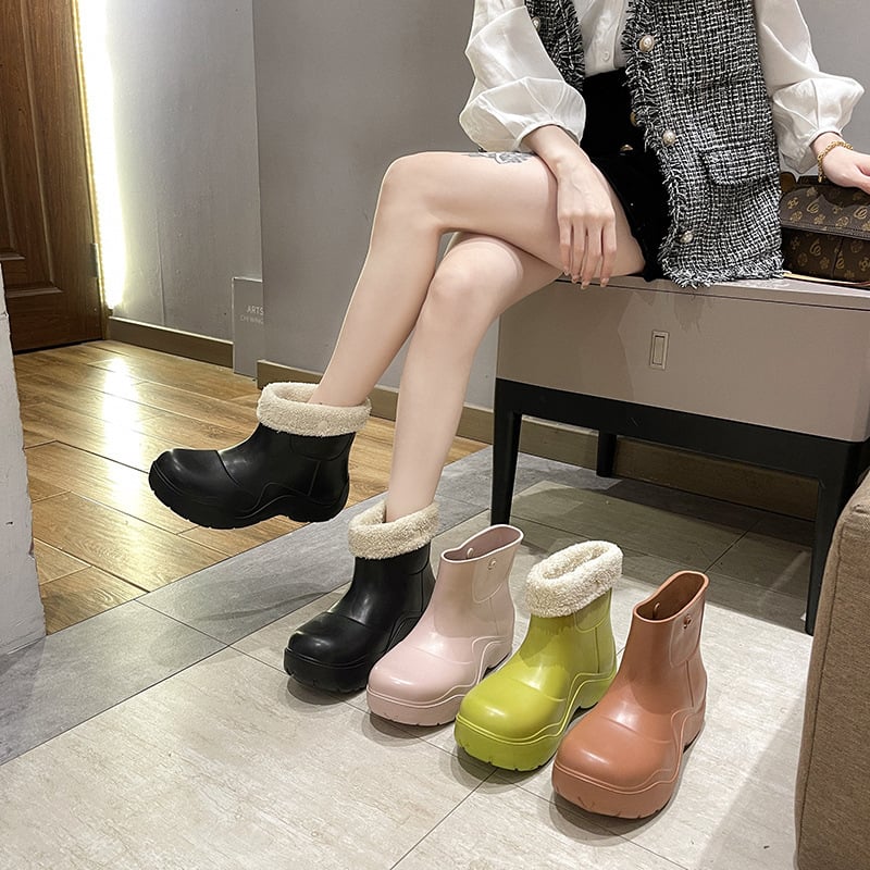 Női esőcsizma, vízálló, könnyű, PVC felsőrész, középtalpú sarok 3–5 cm, egyszínű, rövid cső dizájn
