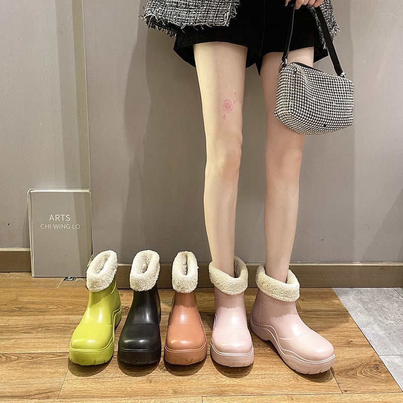 Női esőcsizma, vízálló, könnyű, PVC felsőrész, középtalpú sarok 3–5 cm, egyszínű, rövid cső dizájn