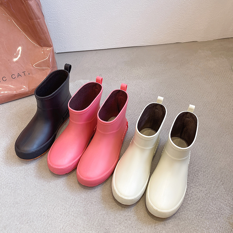 Női esőcsizma PVC felsőrész, rövid szár, alacsony sarkú 1-3 cm, minden szezonban viselhető, egyszínű