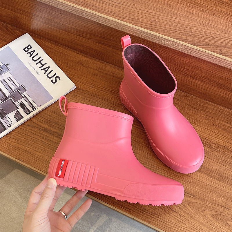 Női esőcsizma PVC felsőrész, rövid szár, alacsony sarkú 1-3 cm, minden szezonban viselhető, egyszínű
