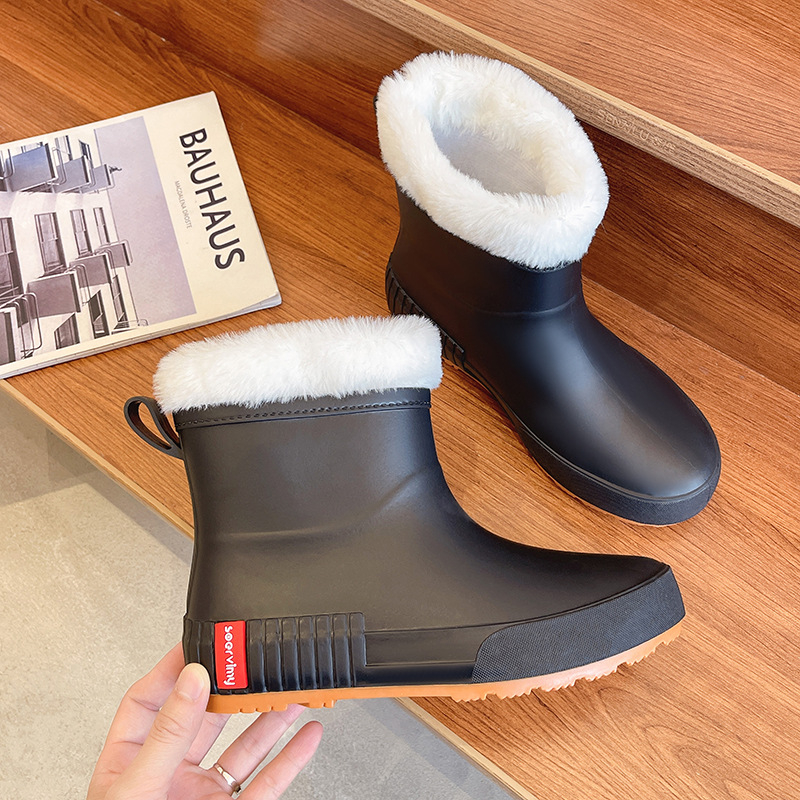 Női esőcsizma PVC felsőrész, rövid szár, alacsony sarkú 1-3 cm, minden szezonban viselhető, egyszínű