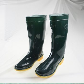 PVC felsőrésszel rendelkező női esőcsizma, középmagas szár, megerősített talp, alacsony sarka 1-3 cm, egyszínű mintázat.