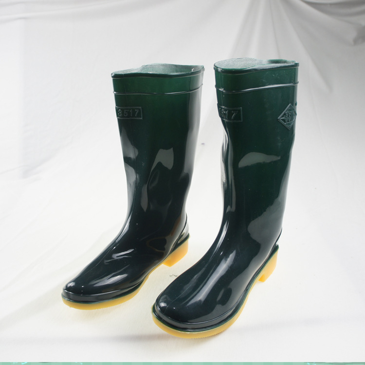 PVC felsőrésszel rendelkező női esőcsizma, középmagas szár, megerősített talp, alacsony sarka 1-3 cm, egyszínű mintázat.