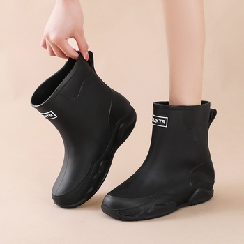 Cizme de ploaie pentru femei, de înălțime medie, impermeabile, talpă antiaderentă și rezistentă la uzură, construcție întărită, partea superioară din PVC, toc mic 1-3 cm, pentru toate cele patru sezoane
