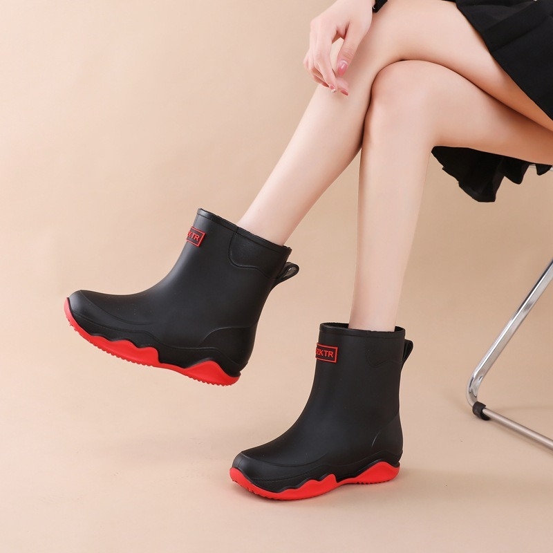 Cizme de ploaie pentru femei, de înălțime medie, impermeabile, talpă antiaderentă și rezistentă la uzură, construcție întărită, partea superioară din PVC, toc mic 1-3 cm, pentru toate cele patru sezoane
