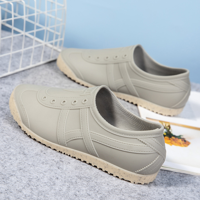 Női vízálló esőcipő alacsony felsőrésszel, PVC felső rész, vastag talp, lapos sarok, minden évszakra