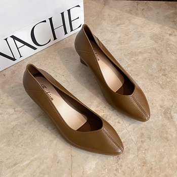 Női PVC esőcsizma egyszínű, középmagas sarok 3–5 cm, középmagas szár, alkalmas őszre, télre és tavaszra