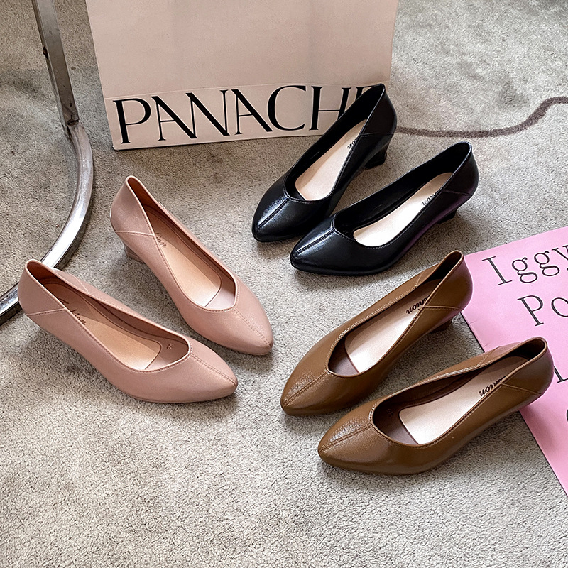 Női PVC esőcsizma egyszínű, középmagas sarok 3–5 cm, középmagas szár, alkalmas őszre, télre és tavaszra