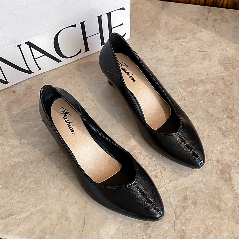 Női PVC esőcsizma egyszínű, középmagas sarok 3–5 cm, középmagas szár, alkalmas őszre, télre és tavaszra