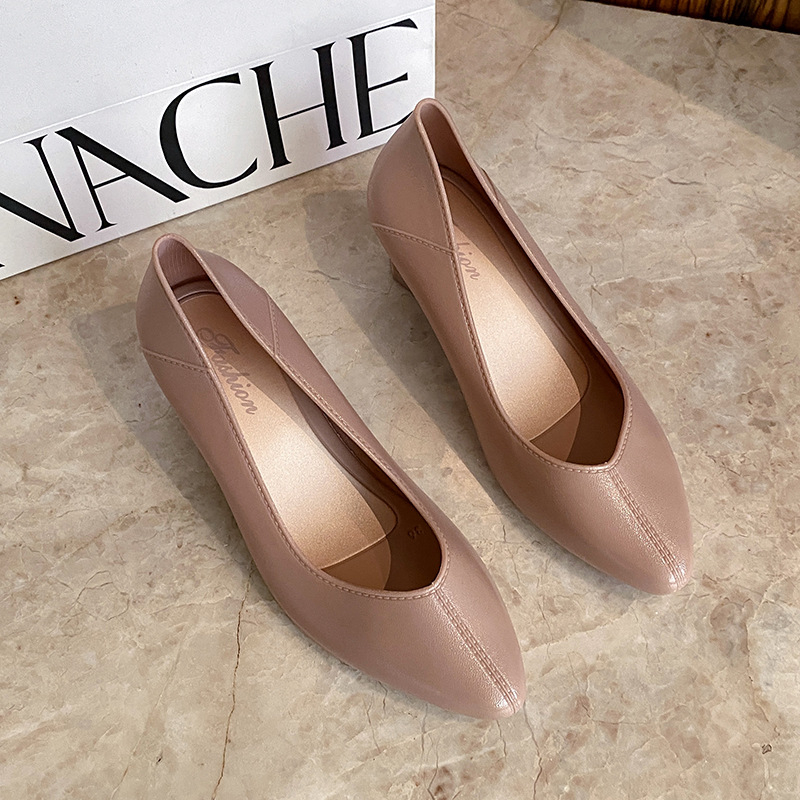 Női PVC esőcsizma egyszínű, középmagas sarok 3–5 cm, középmagas szár, alkalmas őszre, télre és tavaszra