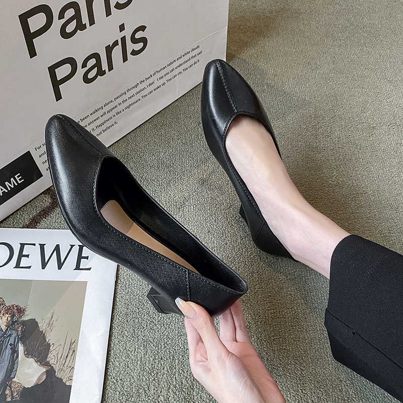 Női PVC esőcsizma egyszínű, középmagas sarok 3–5 cm, középmagas szár, alkalmas őszre, télre és tavaszra