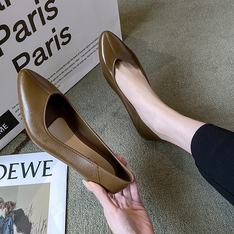 Női PVC esőcsizma egyszínű, középmagas sarok 3–5 cm, középmagas szár, alkalmas őszre, télre és tavaszra