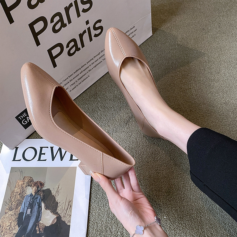 Női PVC esőcsizma egyszínű, középmagas sarok 3–5 cm, középmagas szár, alkalmas őszre, télre és tavaszra