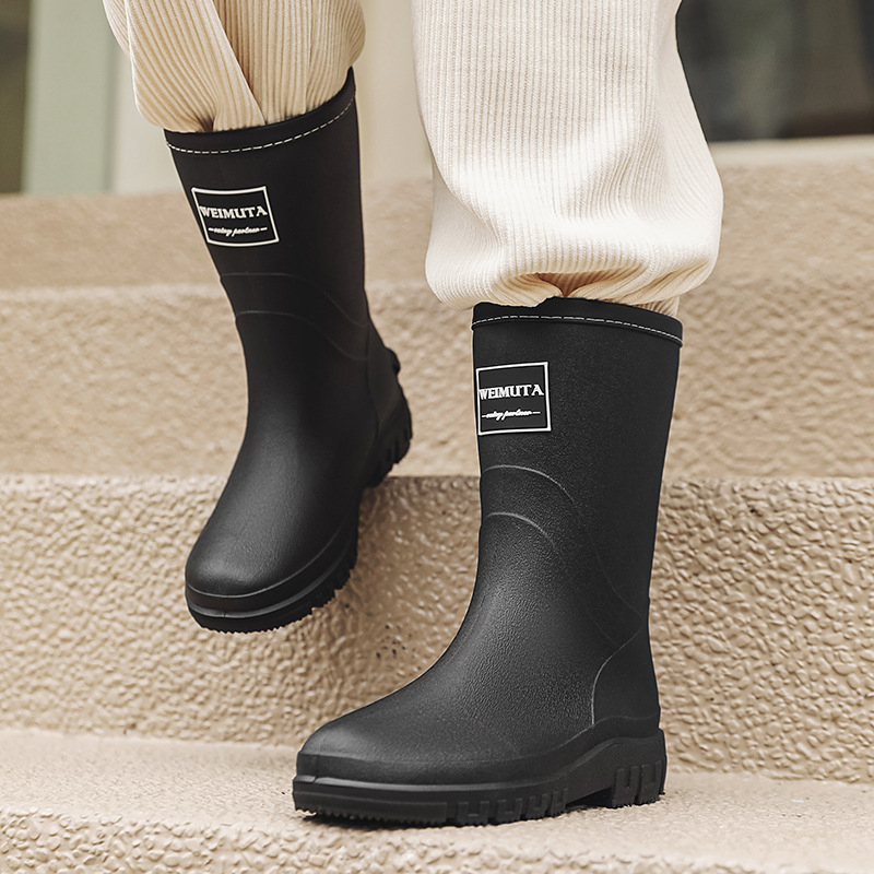 Női esőcsizmák PVC felsőrésszel, középmagas cső, alacsony sarok 1–3 cm, egybeöntéses formázás