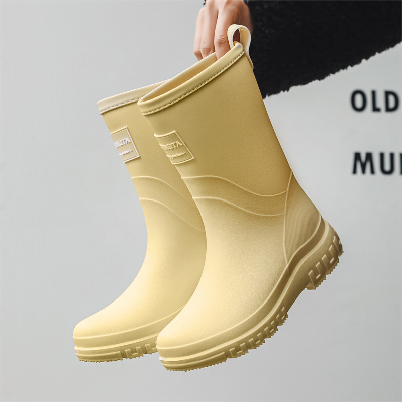 Női esőcsizmák PVC felsőrésszel, középmagas cső, alacsony sarok 1–3 cm, egybeöntéses formázás