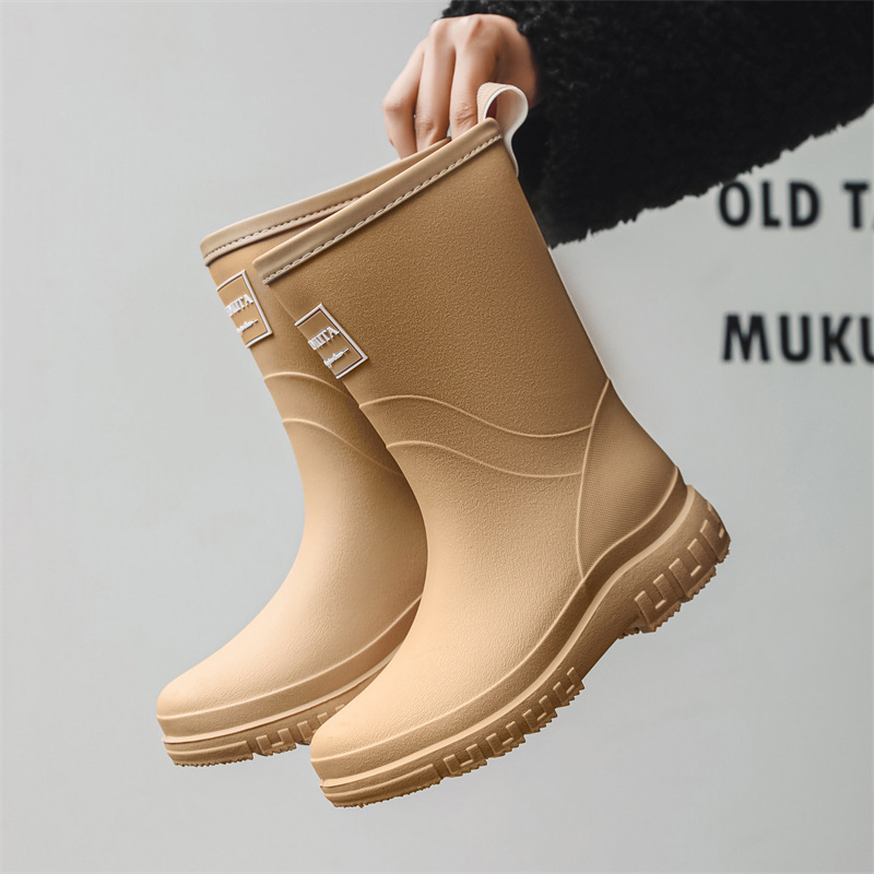 Női esőcsizmák PVC felsőrésszel, középmagas cső, alacsony sarok 1–3 cm, egybeöntéses formázás