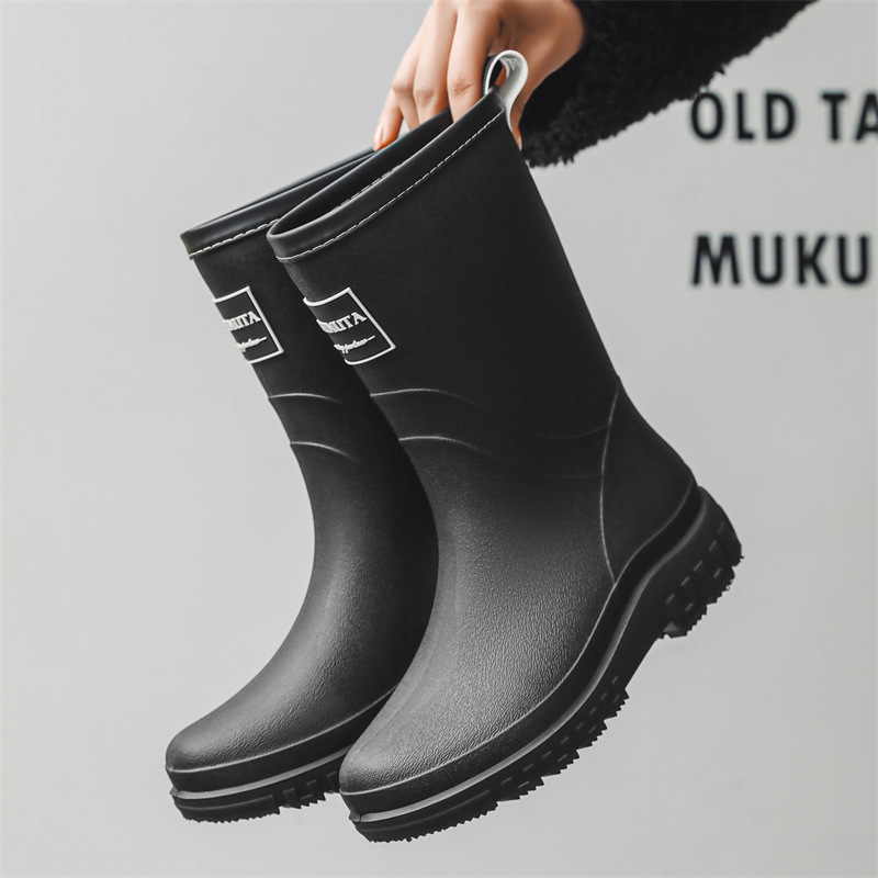 Női esőcsizmák PVC felsőrésszel, középmagas cső, alacsony sarok 1–3 cm, egybeöntéses formázás