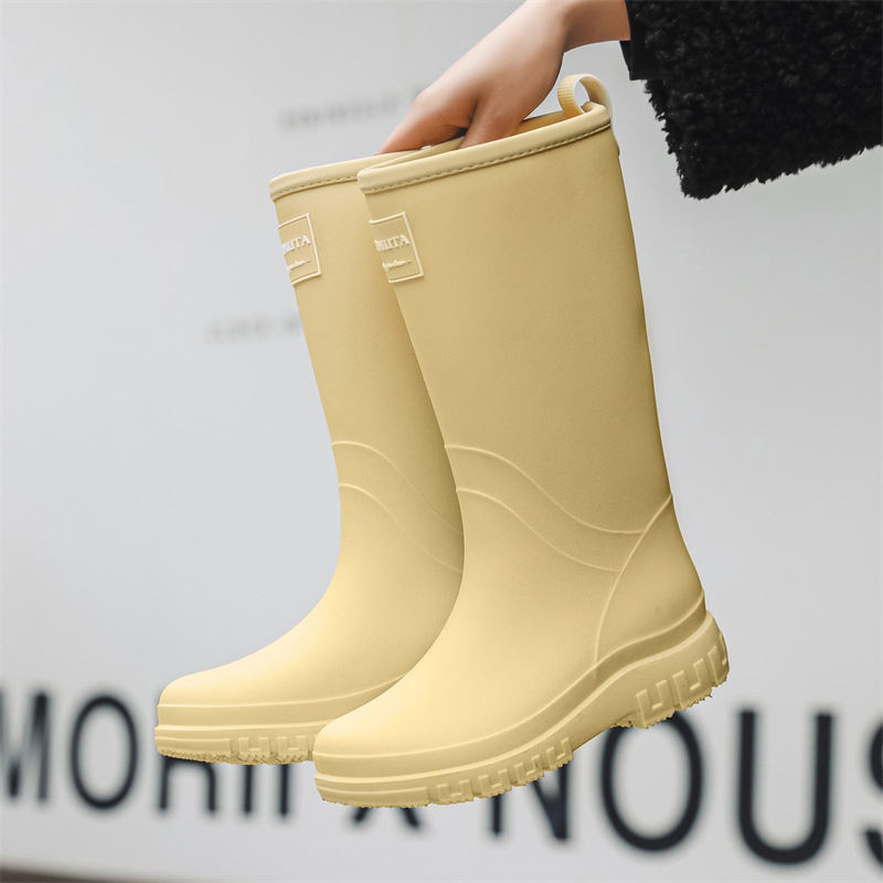 Női esőcsizmák PVC felsőrésszel, középmagas cső, alacsony sarok 1–3 cm, egybeöntéses formázás