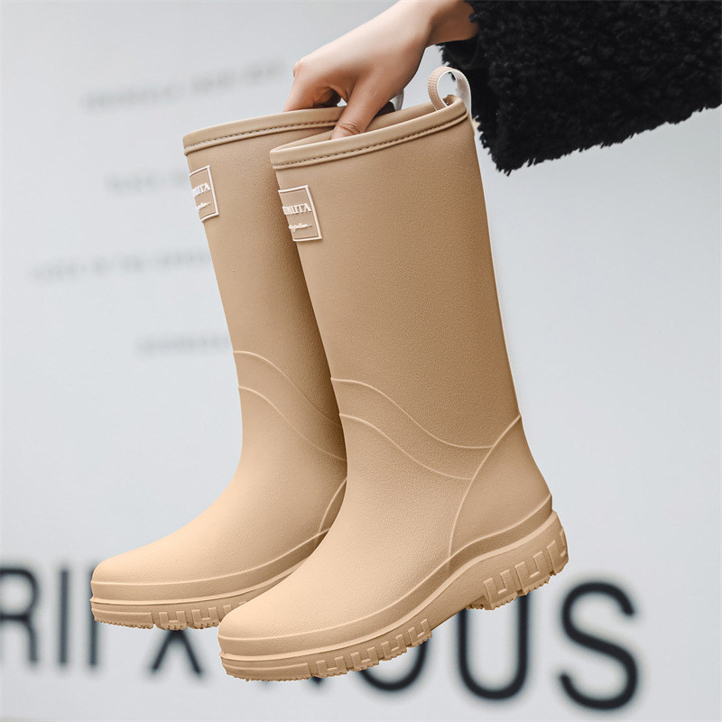 Női esőcsizmák PVC felsőrésszel, középmagas cső, alacsony sarok 1–3 cm, egybeöntéses formázás