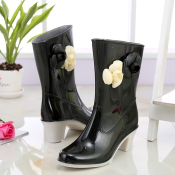 Női esőcsizma 6–8 cm-es sarkú, középső cső hossz, virágos mintázat, PVC felsőrész, egész éves